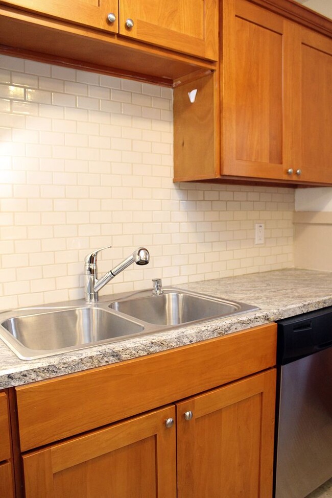 Building Photo - RENT SPECIAL - $500 off! Charming 1 Bed + ...