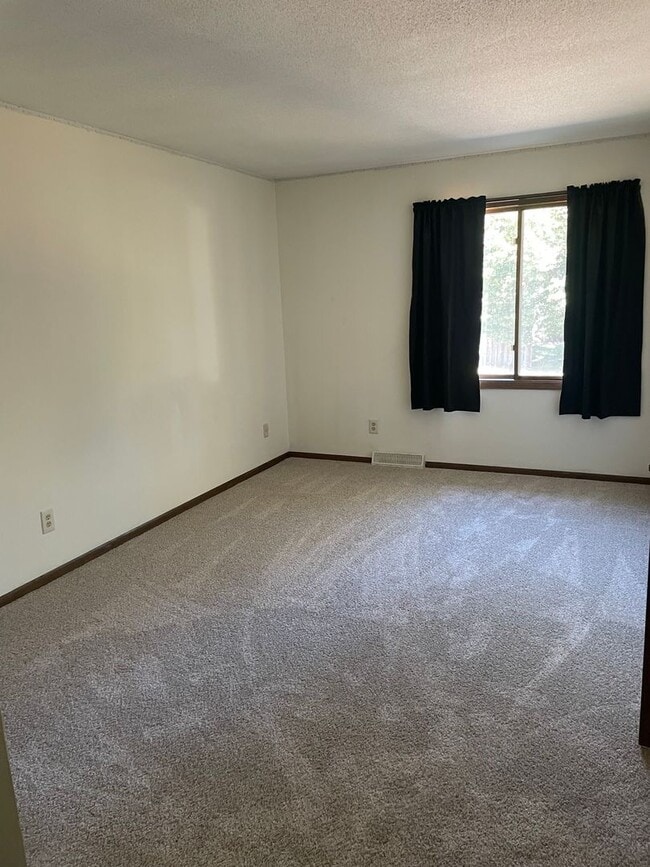 Building Photo - Blaine Townhome for Rent