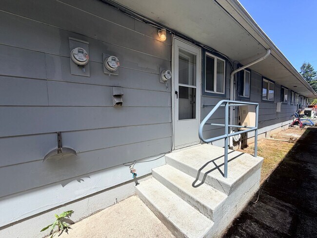 Building Photo - Charming 2 Bedroom Unit in NE Portland Water/ Sewar & Garbage PAID FOR!!!