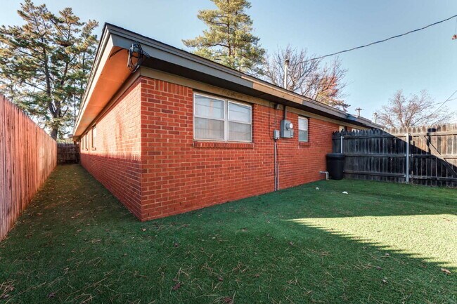 Building Photo - Wonderful 2 Bedroom 1.5 Bathroom Duplex!!!