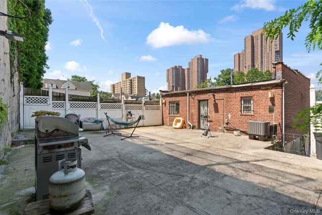 Building Photo - 1778 Undercliff Ave