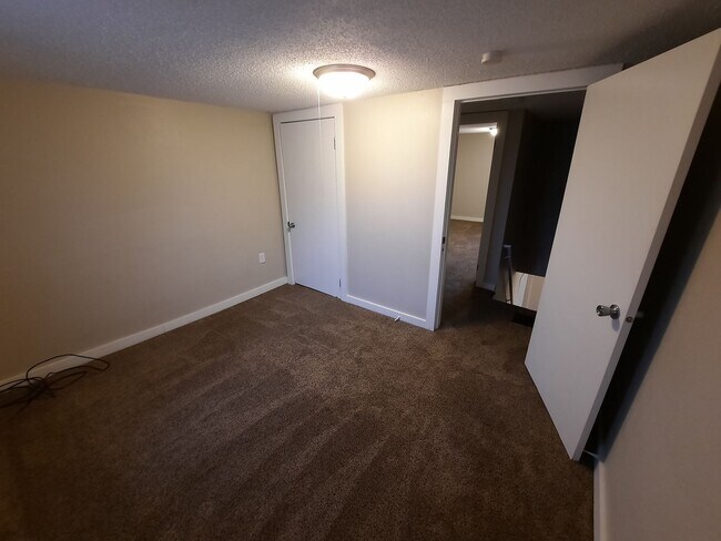 Building Photo - 3 Bedroom, 1 Bathroom Home with additional office/den space and fenced yard!