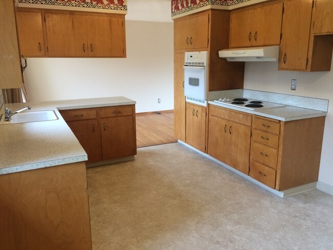 Building Photo - Large Lot With Tons of Privacy