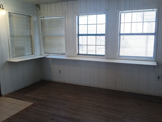 Building Photo - 3 Bedroom, 2 Bathroom Home! Schedule a Showing Soon!