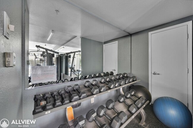 Building Photo - Location, Luxury, and Lifestyle – Top Floo...