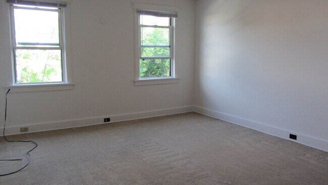 Building Photo - Available June 1, 2026: Lease ends May 29,2027