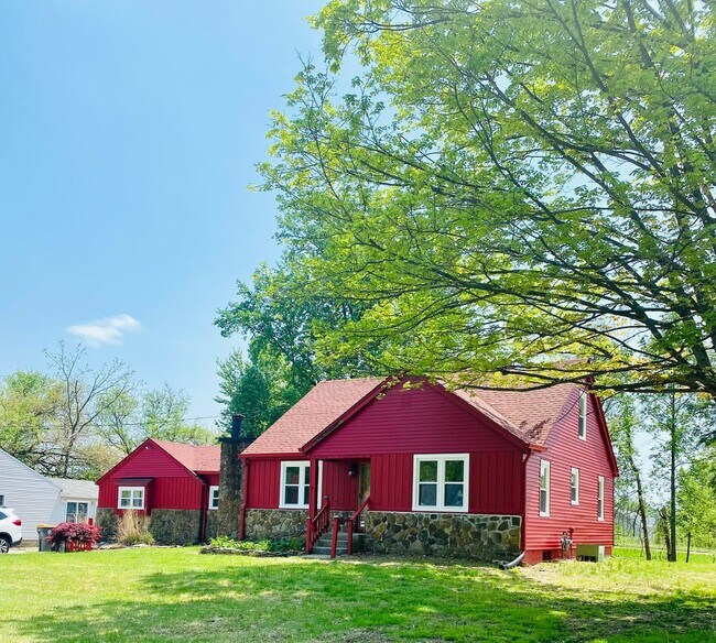 Building Photo - 4 bed/3.5 bath, half acre lot, 100 yards f...