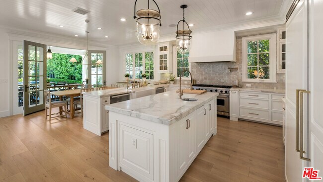 Building Photo - 146 N Carmelina Ave