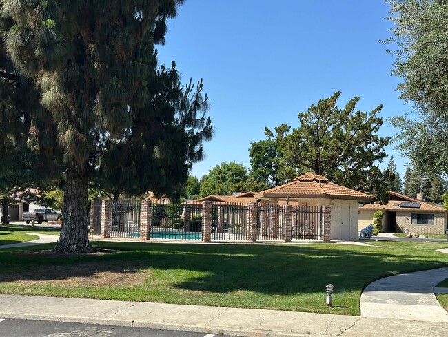 Building Photo - Great home centrally located