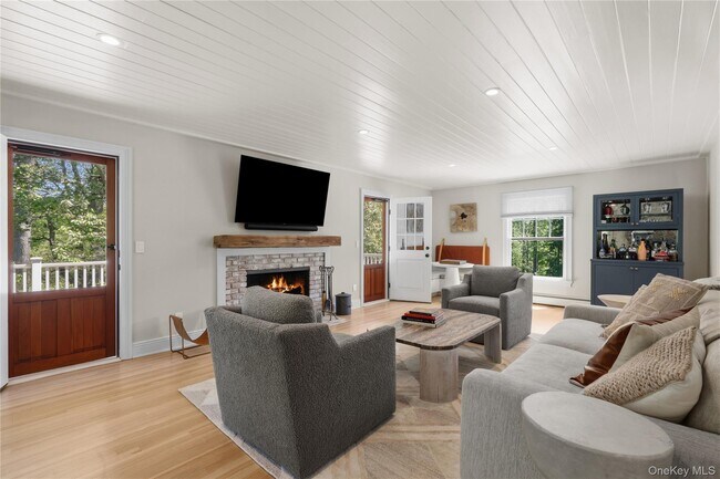 Building Photo - 90 Springhurst Rd