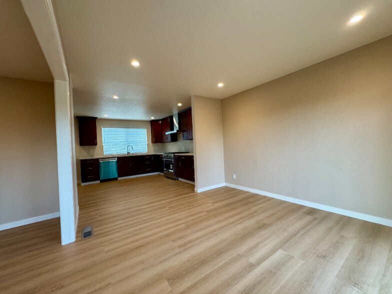 Building Photo - 148 Lancaster Way