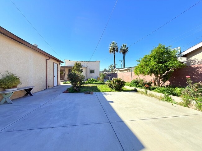 Building Photo - 1007 De Foe St