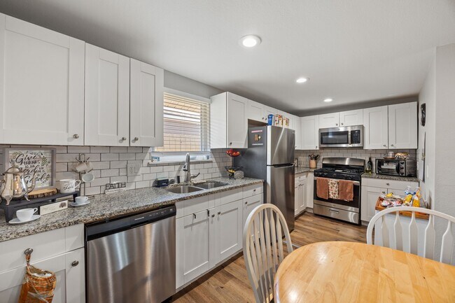 Building Photo - 1211 Trimm Ave