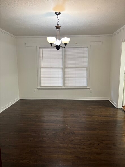 Dinning room - 1300 E Hankerson St