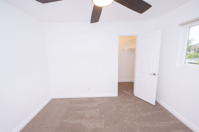 Building Photo - 2BR/1.5BA Condo! 2 parking spaces