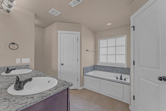 Building Photo - Beautiful 3-Bedroom Home with Open Layout & Fenced Backyard!