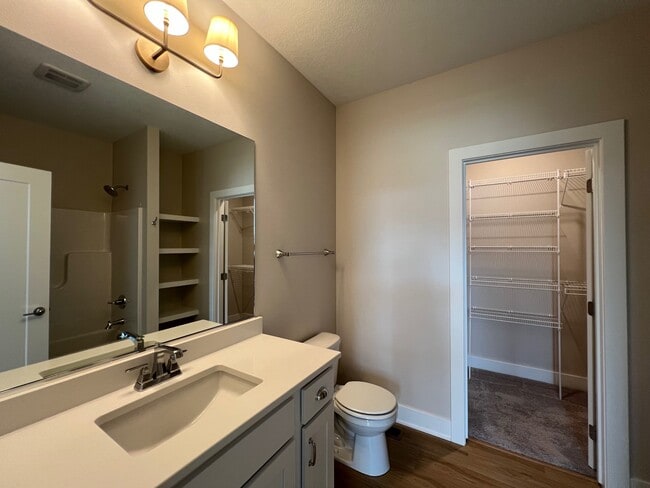 Building Photo - 460 NW Gracewood Dr