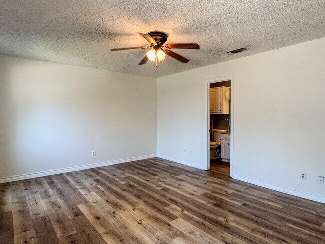 Building Photo - 3016 Eastland Ave