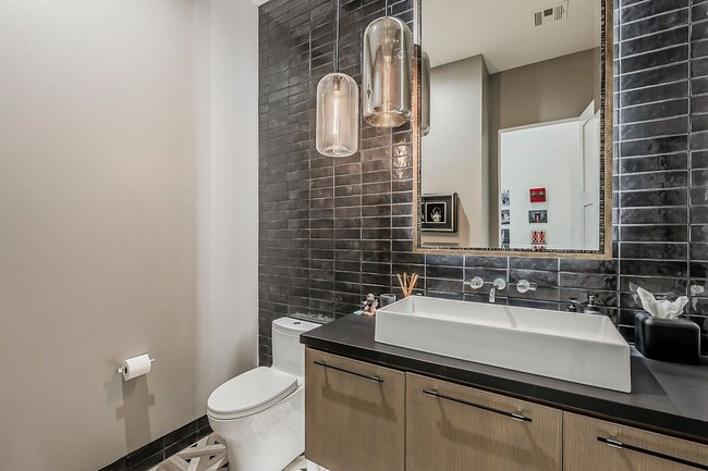 Building Photo - Luxury Home ready for January Move-in