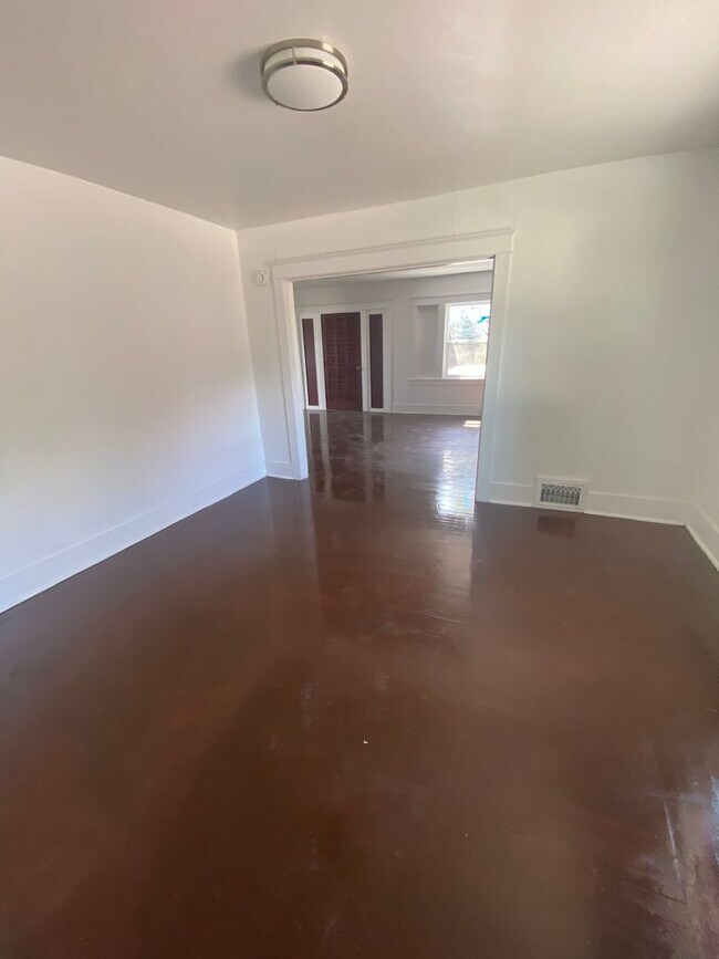 Building Photo - 5 Bedroom 1.5 Bath House