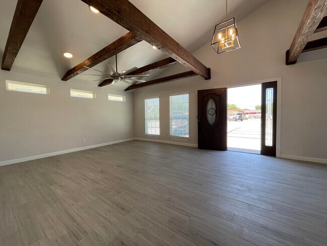 Building Photo - 330 Plantation Dr