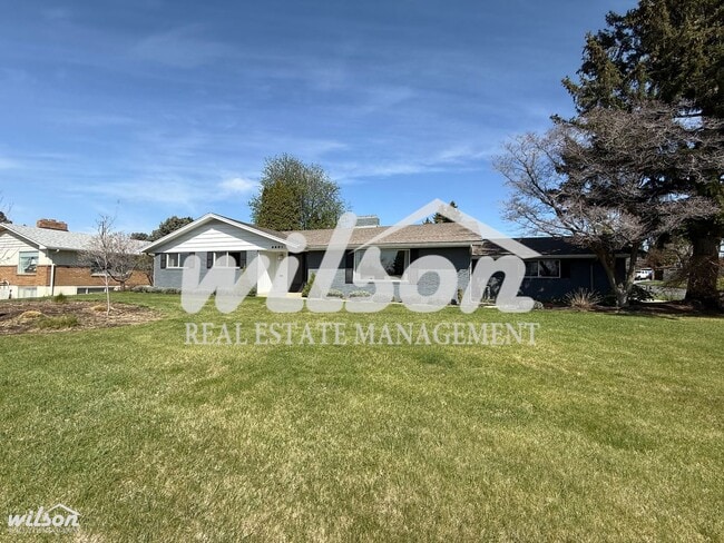 Primary Photo - Beautiful Fully Furnished 3-Bedroom Home i...