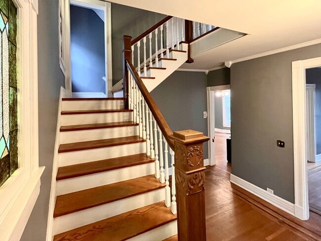 Building Photo - Four Bedroom Historic Clifton Gem!