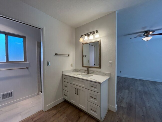 Building Photo - Spacious 4-Bedroom 2.5 Bath Single-Story H...