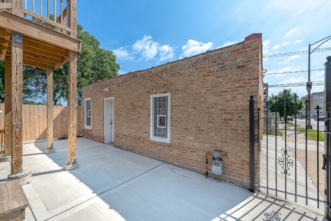 Building Photo - 5855 S Indiana Ave