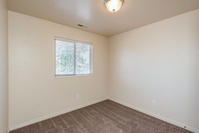 Building Photo - Hidden Valley Townhome - most utilities in...