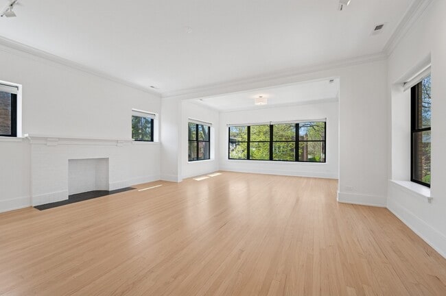 Building Photo - 2755 Eastwood Ave