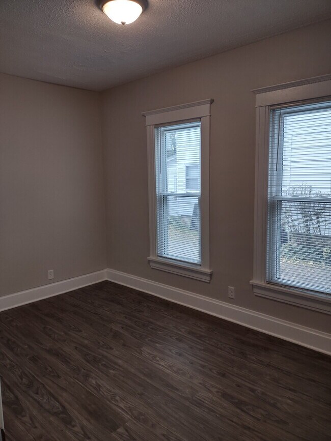 Building Photo - Updated 2-bedroom | Large Kitchen | Laundry in Building