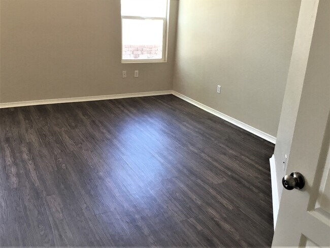 Building Photo - 500 Playful Meadows Dr NE