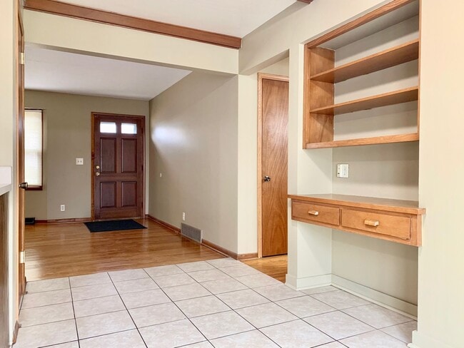 Building Photo - Three Bedroom Home in Kenowa Hills