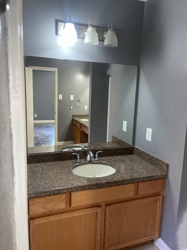Building Photo - 723 N Vista Dr