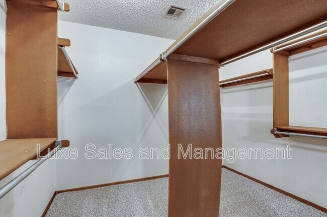 Building Photo - 1705 N Gleason Ave