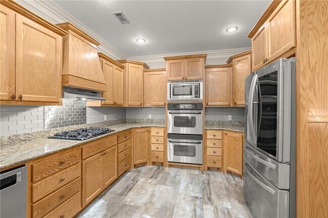 Building Photo - 621 Rockcliff Rd