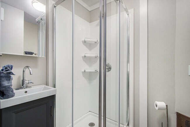 Building Photo - $1295 Tastefully furnished 1BR Apartment | All Utilities Paid + Deposit-Free Option!