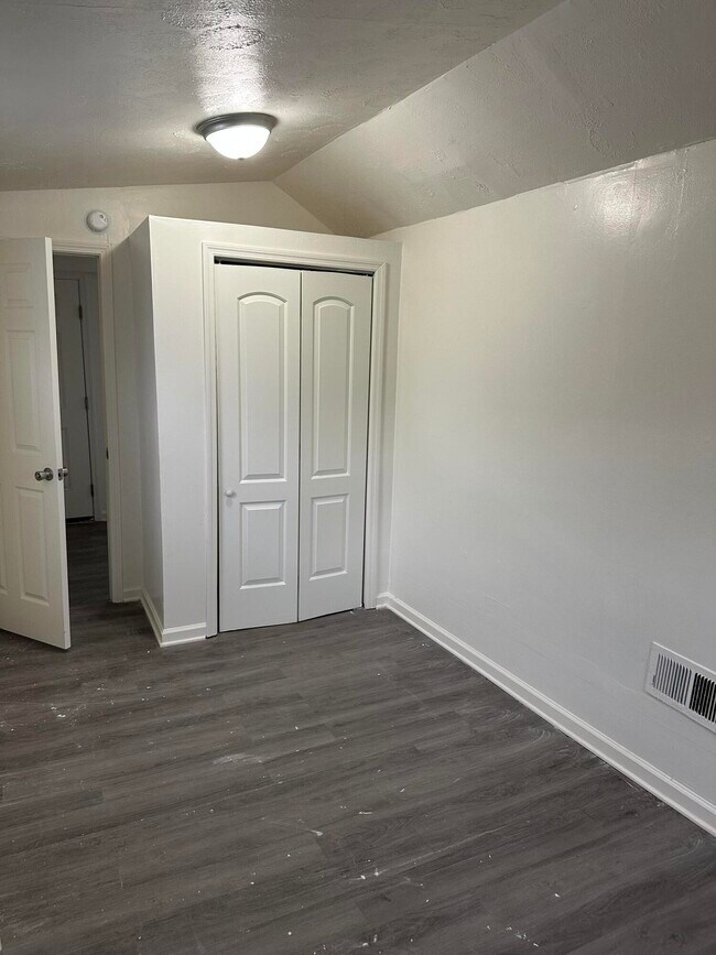 Building Photo - 511 Park View Ave