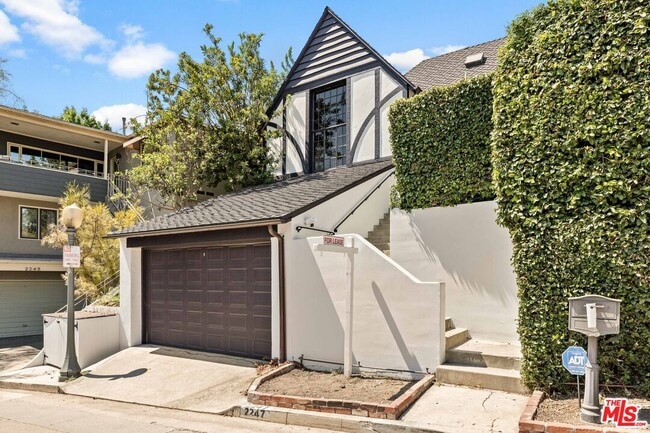 Building Photo - 2247 Ronda Vista Dr