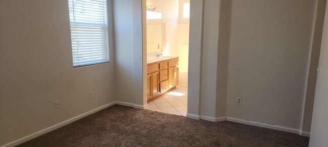Building Photo - Adorable 3 bedroom 2.5 bath Home