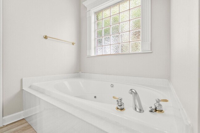 Building Photo - Updated 4BR/2BA One-Level Home on Maumelle Cul-de-Sac — Trail Access