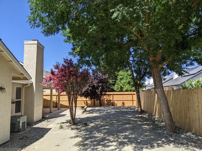 Building Photo - Wonderful home close to Clovis North and Copper River offering a large backyard, updated fixtures...