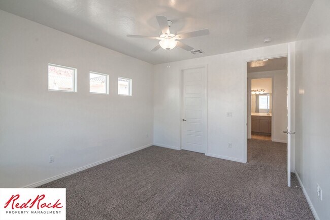 Building Photo - 3 Bedroom, 2.5 Bathroom Townhome in Ivins City