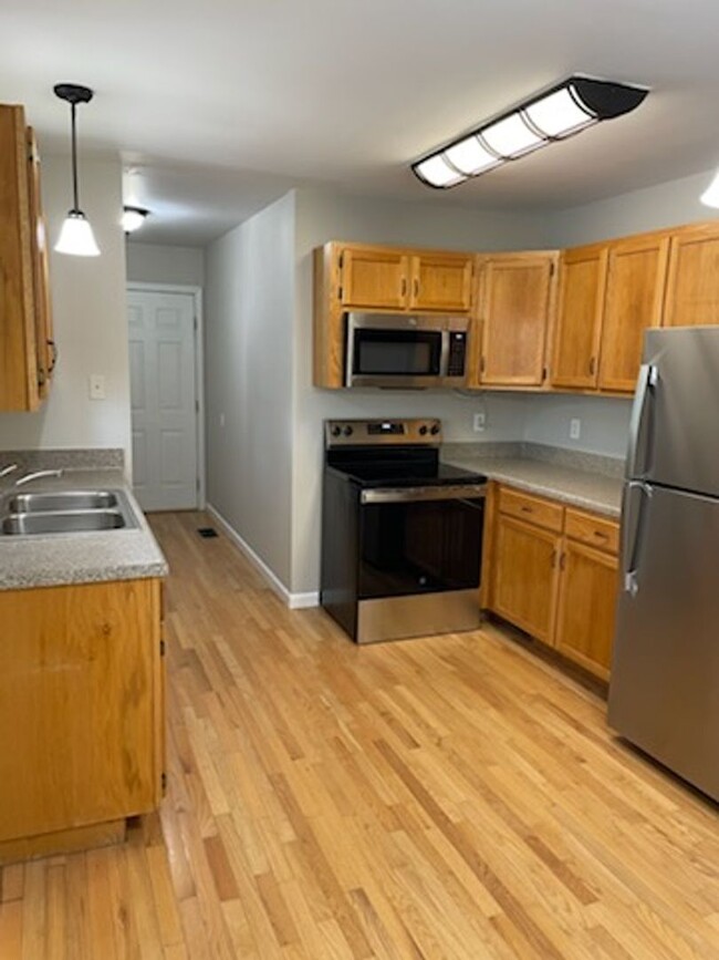 Building Photo - Move in Special- $1000 First Month