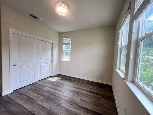 Building Photo - STUNNING 4BD/2.5BA TOWNHOUSE IN WALNUT CREEK!!!