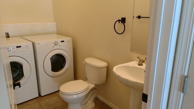 Building Photo - Modern Townhouse in Post Falls