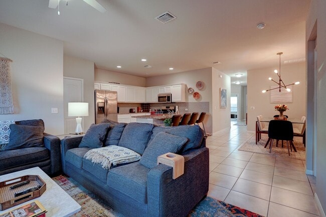 Building Photo - Warm & Spacious 3 Bed, 2 Bath Home with Fenced Backyard