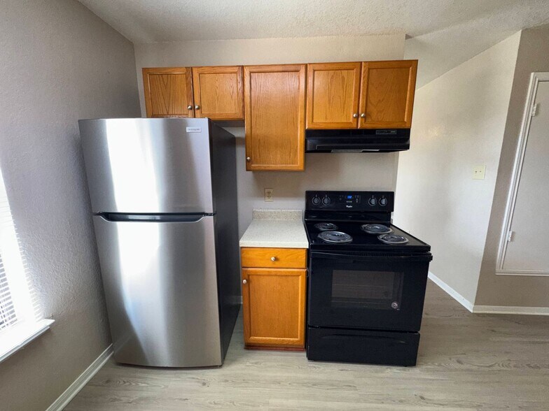 Building Photo - 1708 Benttree Dr