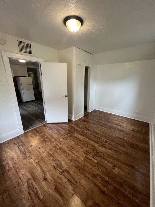 Building Photo - 336 Edmund Ave W